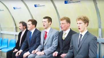 Já imaginou grito de torcida cantado por um coral? Na Inglaterra eles fizeram