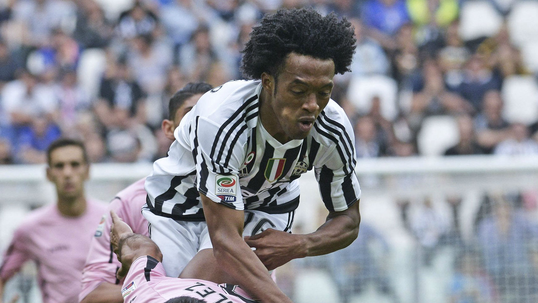 Cuadrado marcou um gola&ccedil;o quase sem querer em mais uma goleada da Juventus
