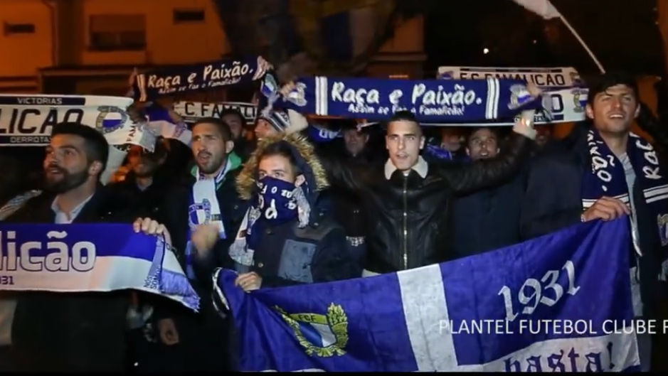 Elenco do Famalic&atilde;o inverte pap&eacute;is com a torcida para lhe mandar uma mensagem: &ldquo;Obrigado&rdquo;