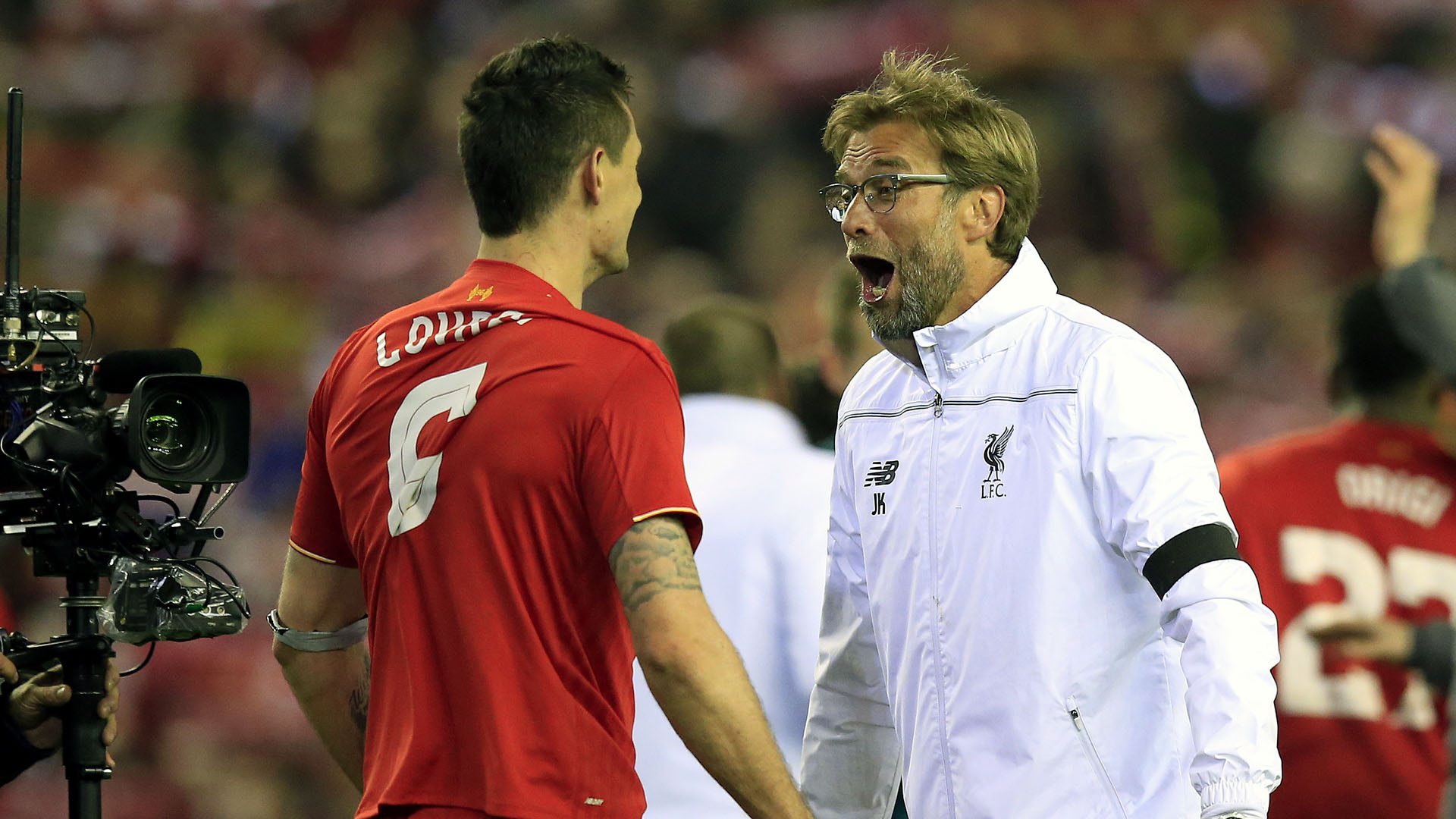 Lovren, do Liverpool comemora a classifica&ccedil;&atilde;o com Klopp (AP Photo/Jon Super)
