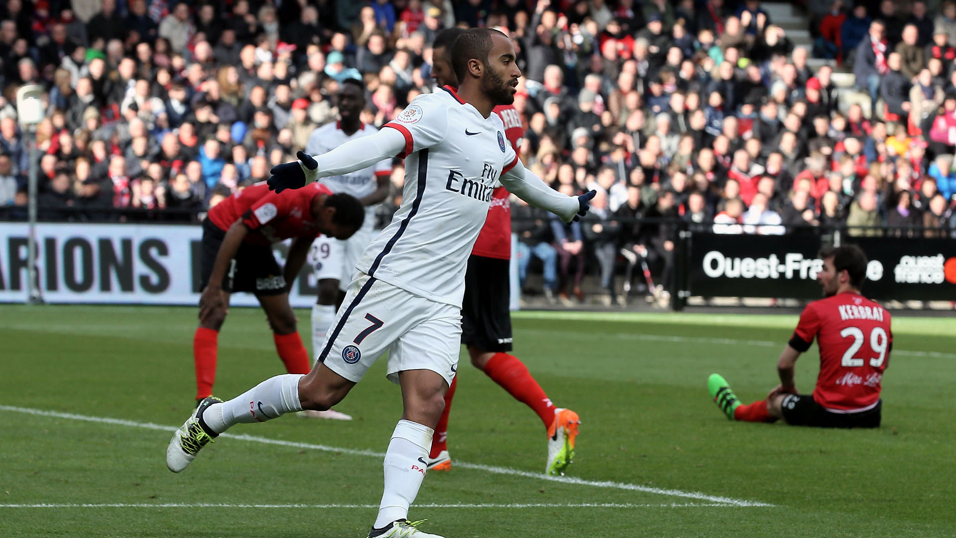 Al&ocirc;, Dunga! Fora da Sele&ccedil;&atilde;o, Lucas brilha com dois gols pelo PSG contra o Guingamp