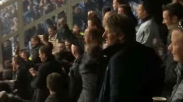Torcedor como a gente: Van der Sar comemora gol do Ajax como o apaixonado que é