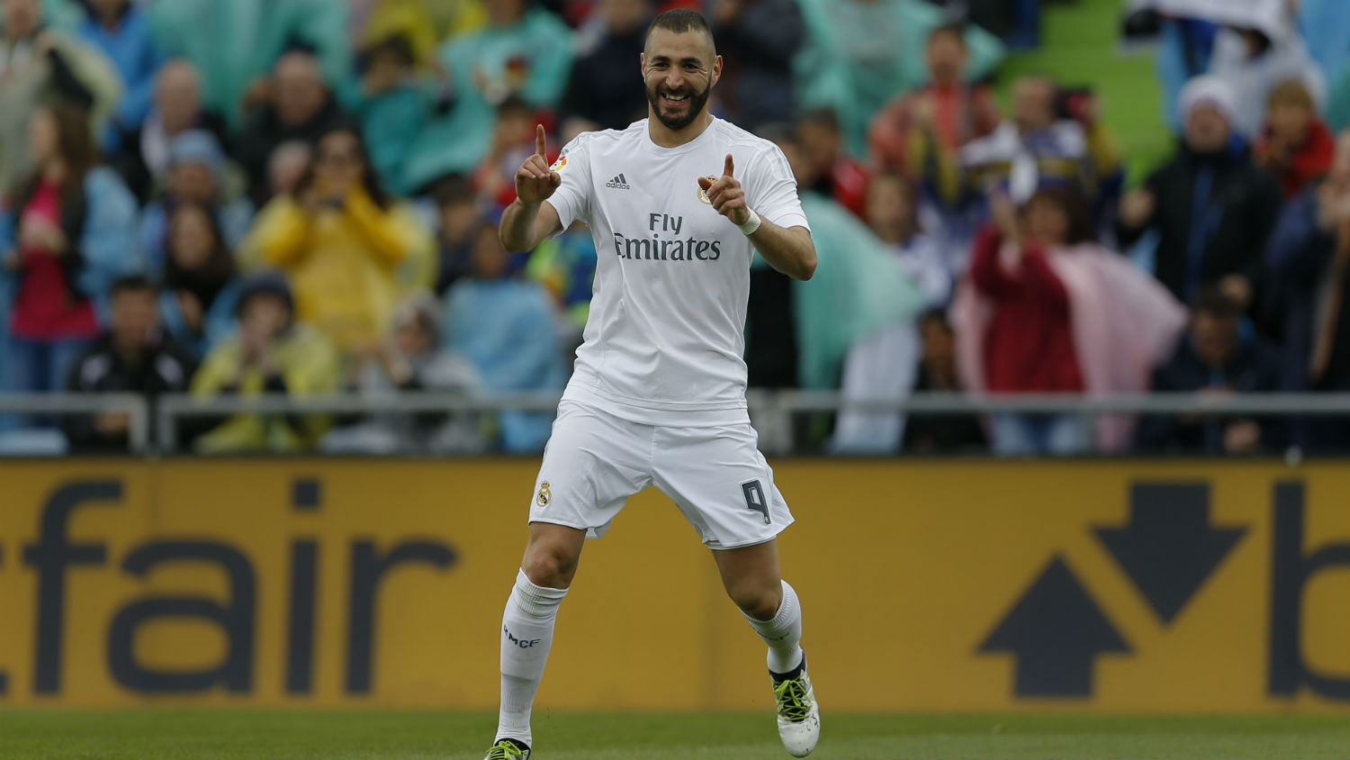 Cortado da Euro, Benzema n&atilde;o se deixa abalar e segue comendo a bola no Real