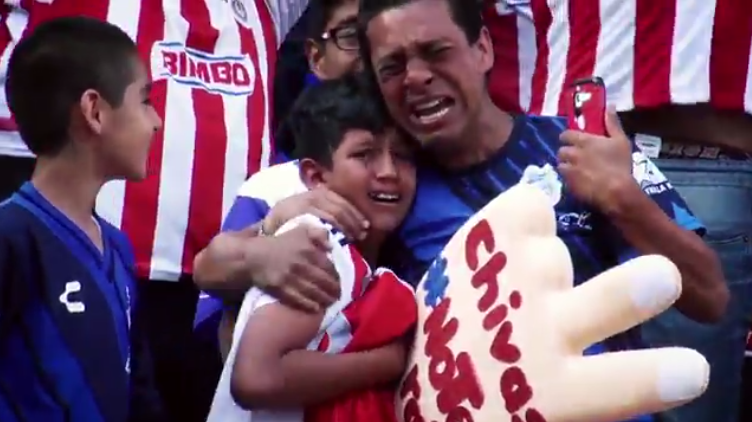 [V&iacute;deo] O que representa o futebol? A resposta est&aacute; no abra&ccedil;o de um pai em seu filho