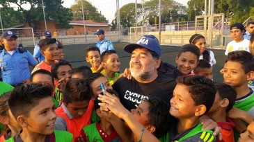 [Vídeo] A lição de vida sobre o futebol que Maradona deu a um grupo de crianças