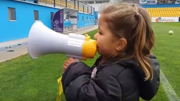 Garotinha de quatro anos comanda os gritos dos ultras do Alcorcón com um megafone