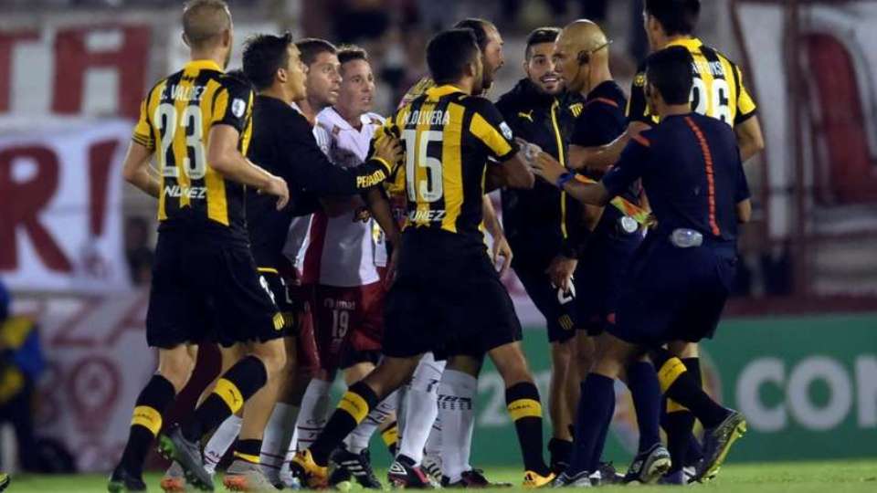Hurac&aacute;n x Pe&ntilde;arol foi um joga&ccedil;o digno da emo&ccedil;&atilde;o e do folclore da Libertadores