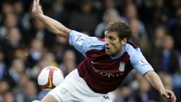 Curado da leucemia, Petrov, 36 anos, quer voltar a jogar e ajudar o Aston Villa na segundona