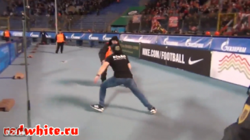 [Vídeo] Olha o que ele fez! Torcedor driblou oito seguranças para invadir o campo na Rússia