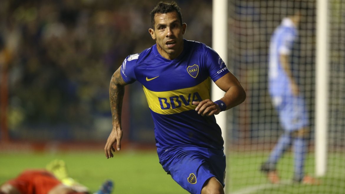 Dez anos depois, Tevez voltou a marcar pela Libertadores, e caprichou no gola&ccedil;o