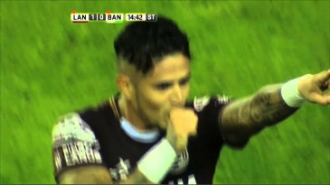 [Vídeo] Victor Ayala marcou um golaço de fora da área na vitória do Lanús sobre o Banfield
