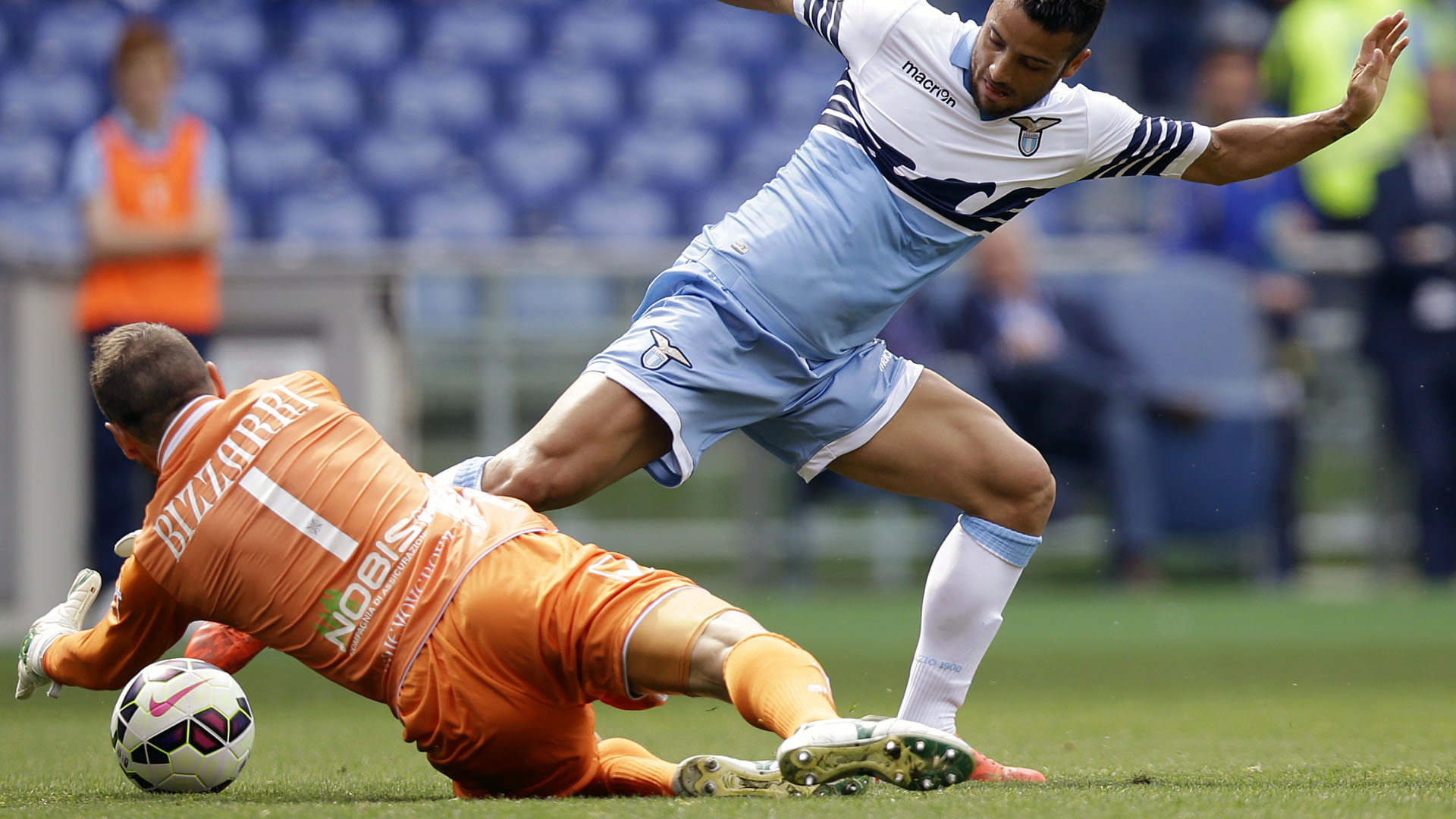 Albano Bizzarri, goleiro do Chievo, foi destaque da temporada (AP Photo/Gregorio Borgia)