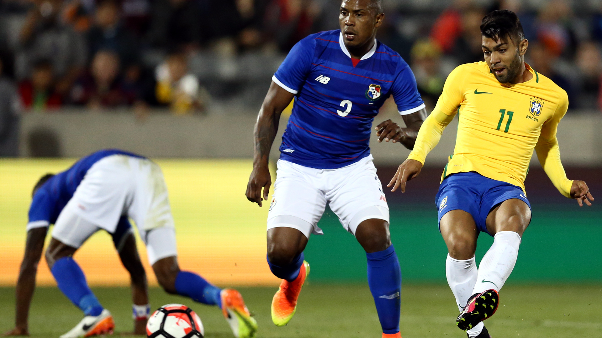 Gabriel Barbosa, o Gabigol, chuta para marcar o seu gol  (Foto: Lucas Figueiredo / MoWA Press)