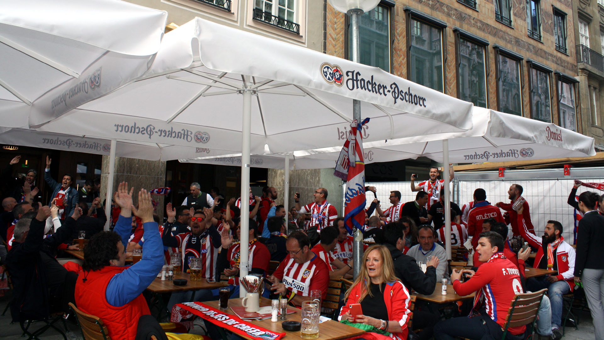 Torcedores do Atl&eacute;tico de Madrid em Munique antes do jogo com o Bayern (Foto: Estela Suganuma/Trivela)