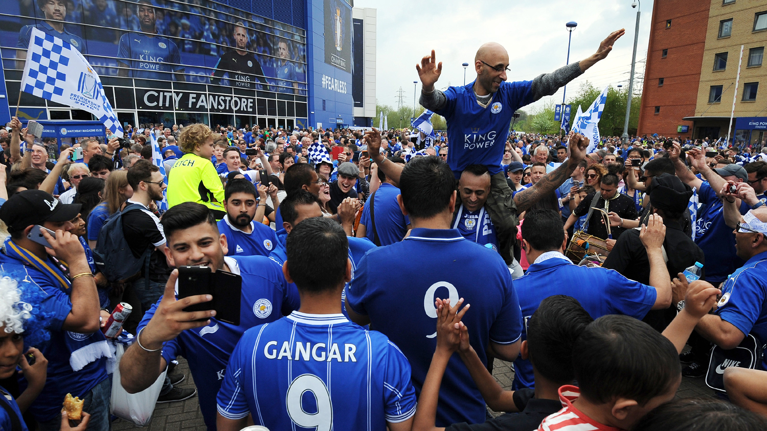 A torcida do Leicester faz a festa (Foto: AP)