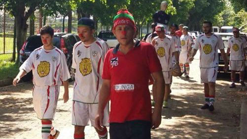 A torcida da Portuguesa protestou com narizes de palha&ccedil;o