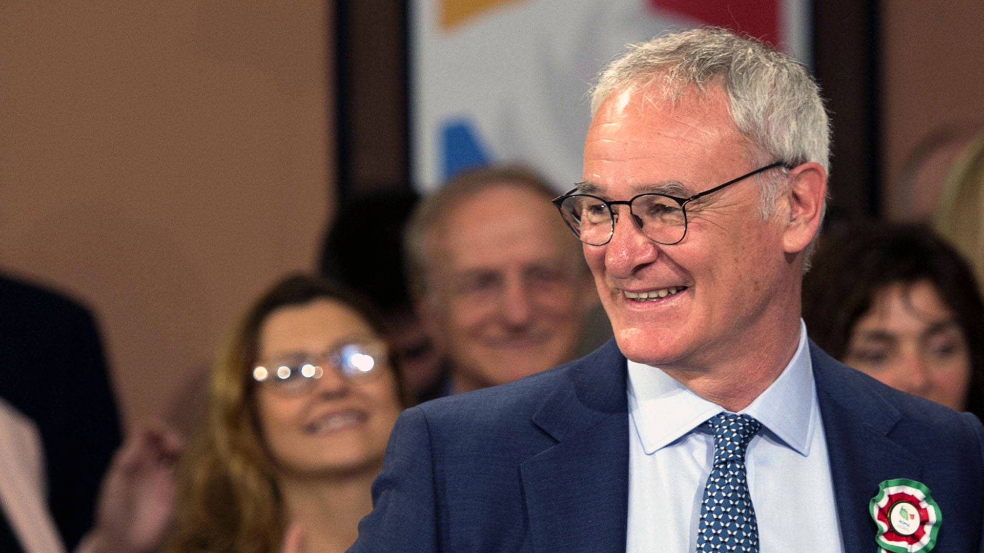 Ranieri deve ganhar um novo contrato, mas torcedores querem mesmo &eacute; sua est&aacute;tua em Leicester