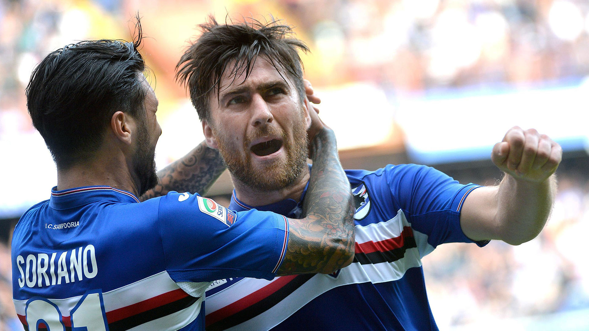 Ervin Zukanovic (direita) comemora com Roberto Soriano um gol da Sampdoria (Luca Zennaro/ANSA via AP)