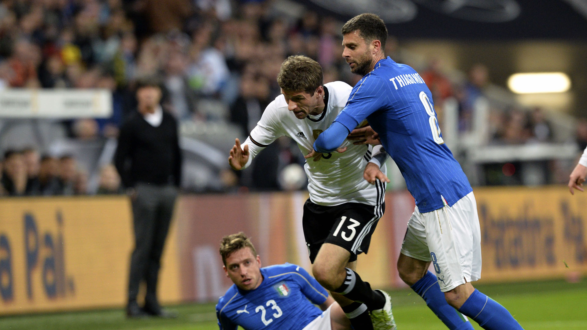 Thiago Motta, da It&aacute;lia, marca M&uuml;ller, da Alemanha (AP Photo/Kerstin Joensson)
