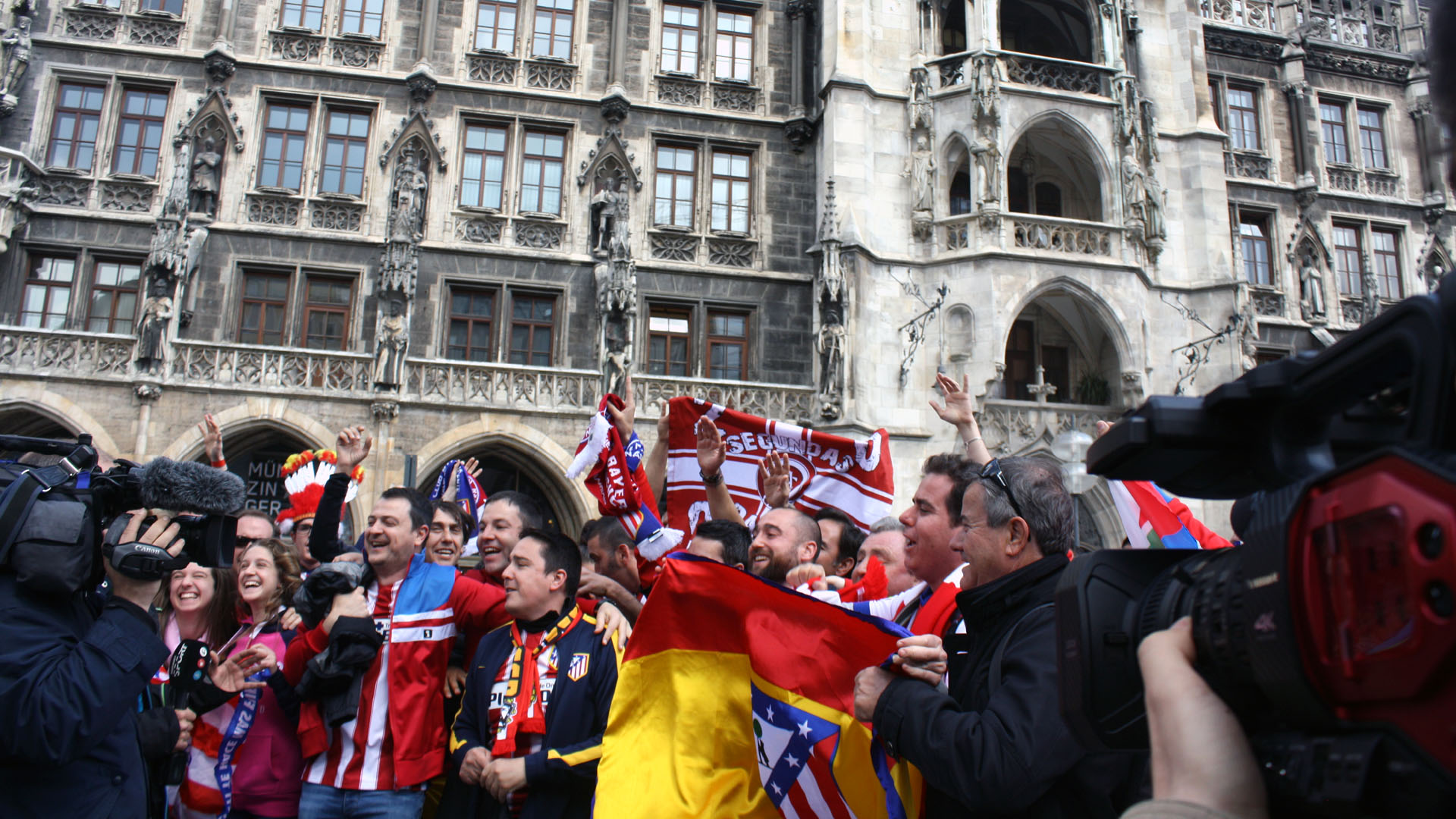 Torcedores do Atl&eacute;tico de Madrid viram maioria no centro de Munique e gritam por Simeone