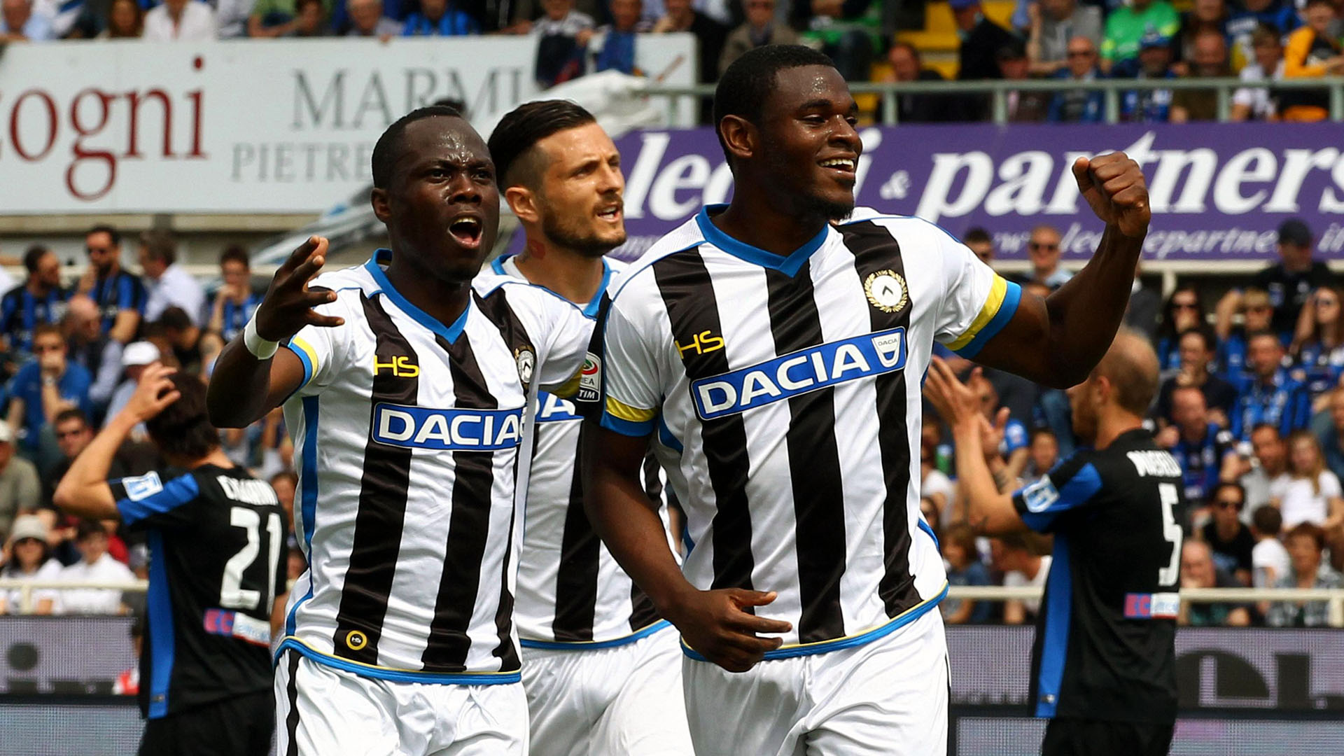 Duvan Zapat (direita) comemora gol pela Udinese (Paolo Magni/ANSA via AP Photo)