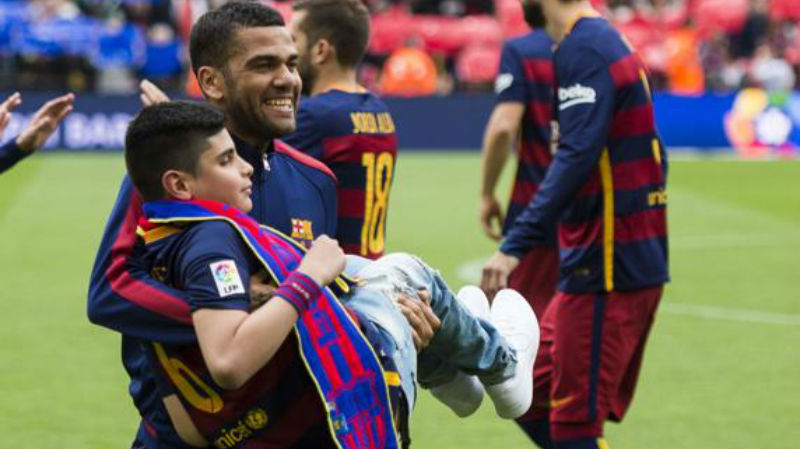 Esque&ccedil;a um pouco as pol&ecirc;micas: Dani Alves merece todos os aplausos pelo carinho com este f&atilde;