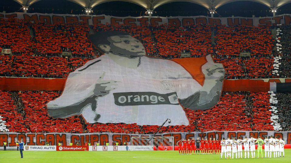 Foi de arrepiar o tributo da torcida do Dinamo Bucareste para jogador falecido 10 dias antes