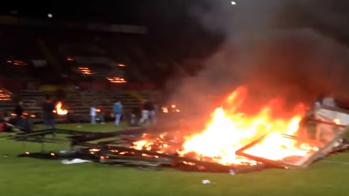Rebaixamento e despedida do est&aacute;dio levou torcida &agrave; piromania na Turquia