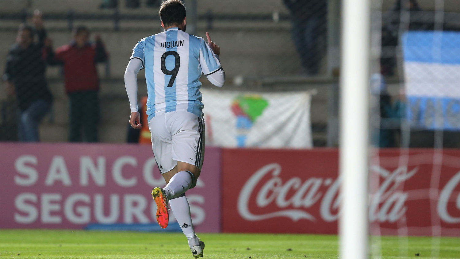 Higua&iacute;n volta &agrave; sele&ccedil;&atilde;o e Sampaoli garante: &ldquo;Est&aacute; maduro e seguro, me convenceu&rdquo;