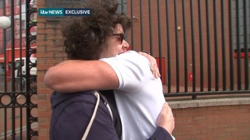 [Vídeo] O emocionante encontro de um sobrevivente de Hillsborough com o homem que o salvou