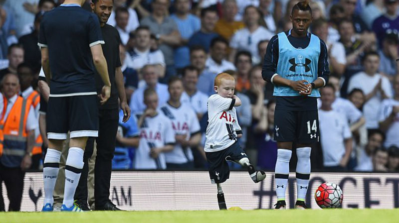 [V&iacute;deo] Pequeno torcedor teve seu sonho realizado pelo Tottenham e emocionou todos no est&aacute;dio