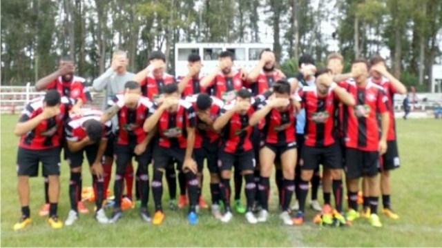 Clube uruguaio aproveitou a foto oficial para protestar contra descaso dos dirigentes