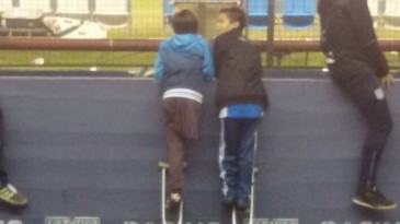 Santi, o garoto que compartilhou a muleta no jogo do Racing, aprendeu a lidar com diferenças logo cedo