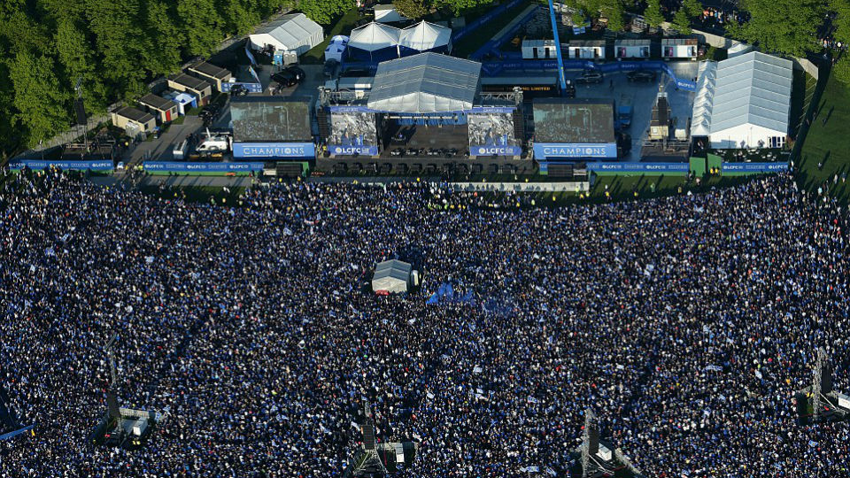 Leicester entrou em erup&ccedil;&atilde;o e se transbordou pelas ruas para festejar seus campe&otilde;es
