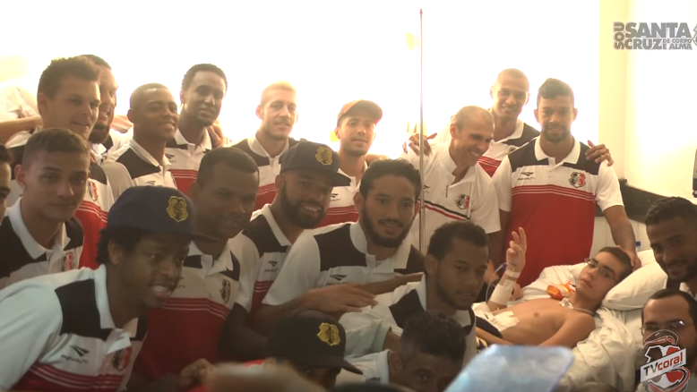 [V&iacute;deo] Como a paix&atilde;o pelo Santa Cruz ajudou um jovem torcedor a recuperar sua sa&uacute;de