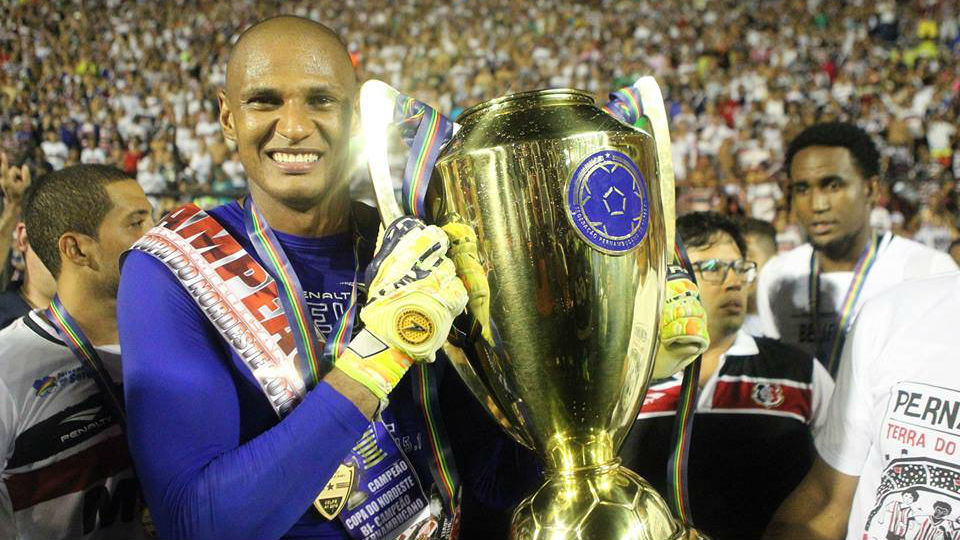 A idolatria de Tiago Cardoso no Santa s&oacute; aumenta com o pared&atilde;o que se agiganta a cada final