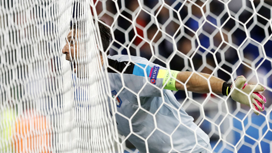 Ser uma lenda n&atilde;o impede Buffon de vibrar como menino; pelo contr&aacute;rio, o torna ainda maior