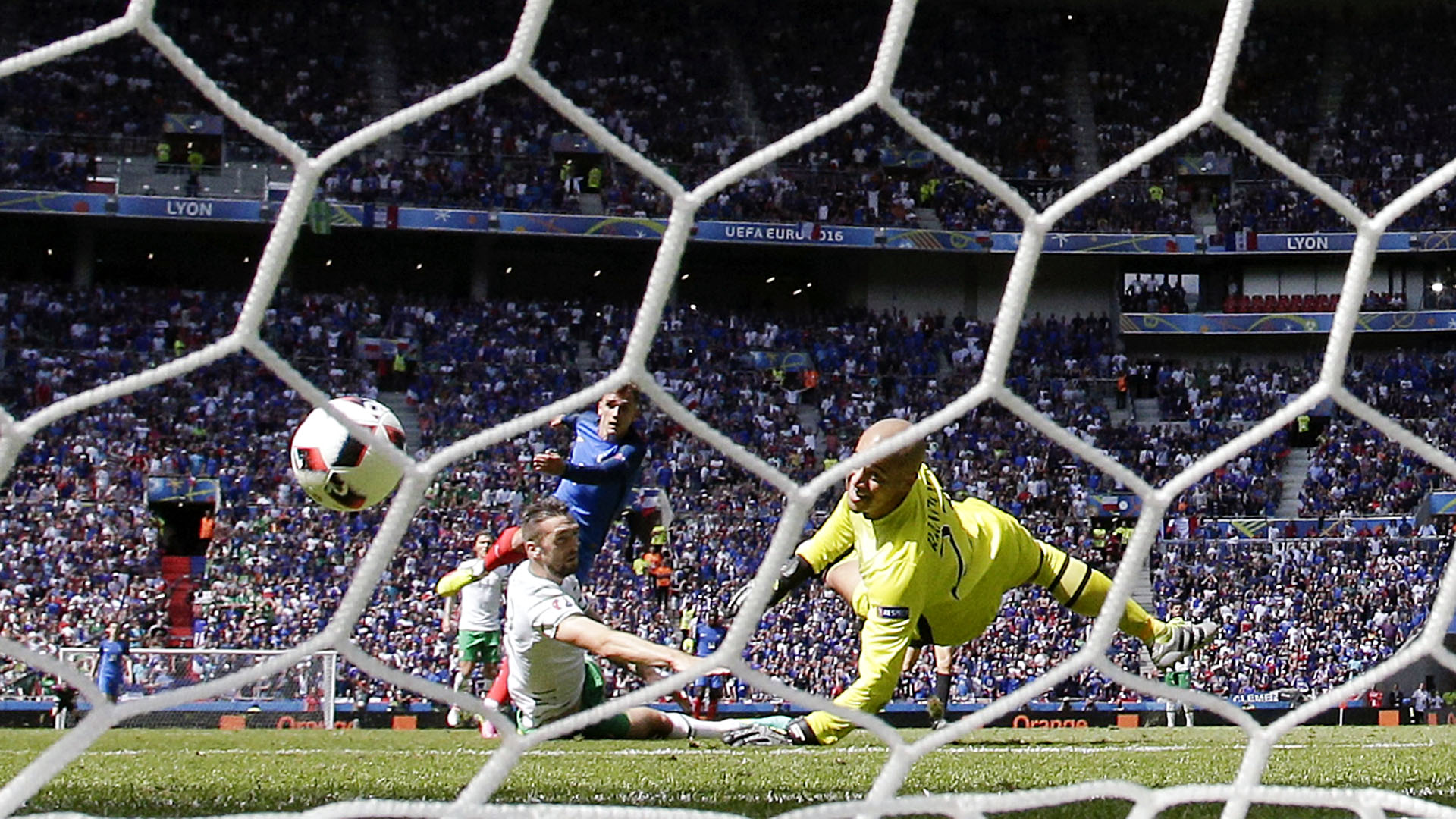 Griezmann chuta para marcar o gol da vit&oacute;ria da Fran&ccedil;a sobre a Irlanda (AP Photo/Laurent Cipriani)