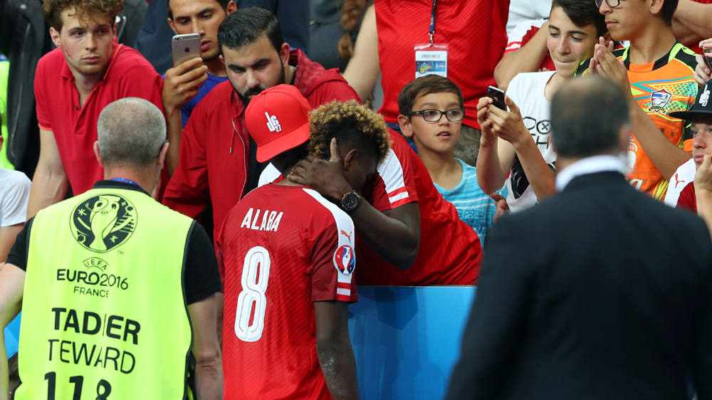 Alaba &eacute; consolado ap&oacute;s a elimina&ccedil;&atilde;o da &Aacute;ustria (Foto: AP)