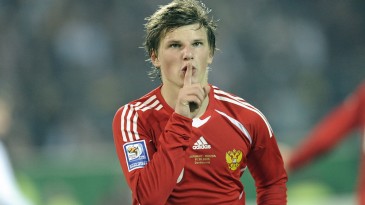 Enquanto a bola rola na Euro, Arshavin marca na primeira fase preliminar da Liga Europa
