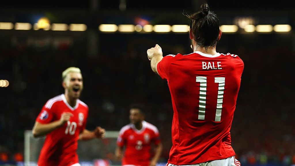 Bale comemora, com Ramsey, gol de Gales 