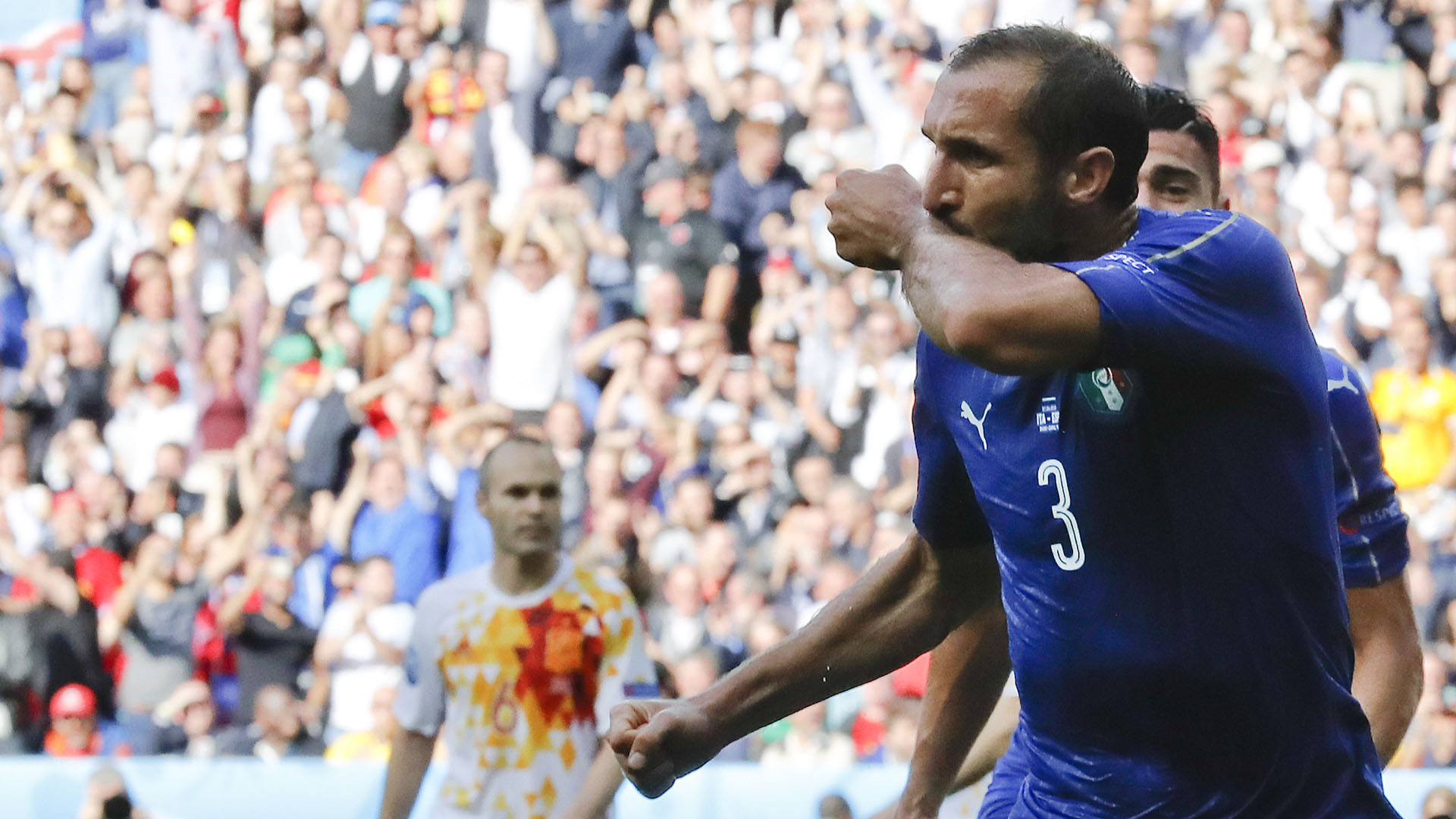 Chiellini, autor do primeiro gol da It&aacute;lia (AP Photo/Antonio Calanni)