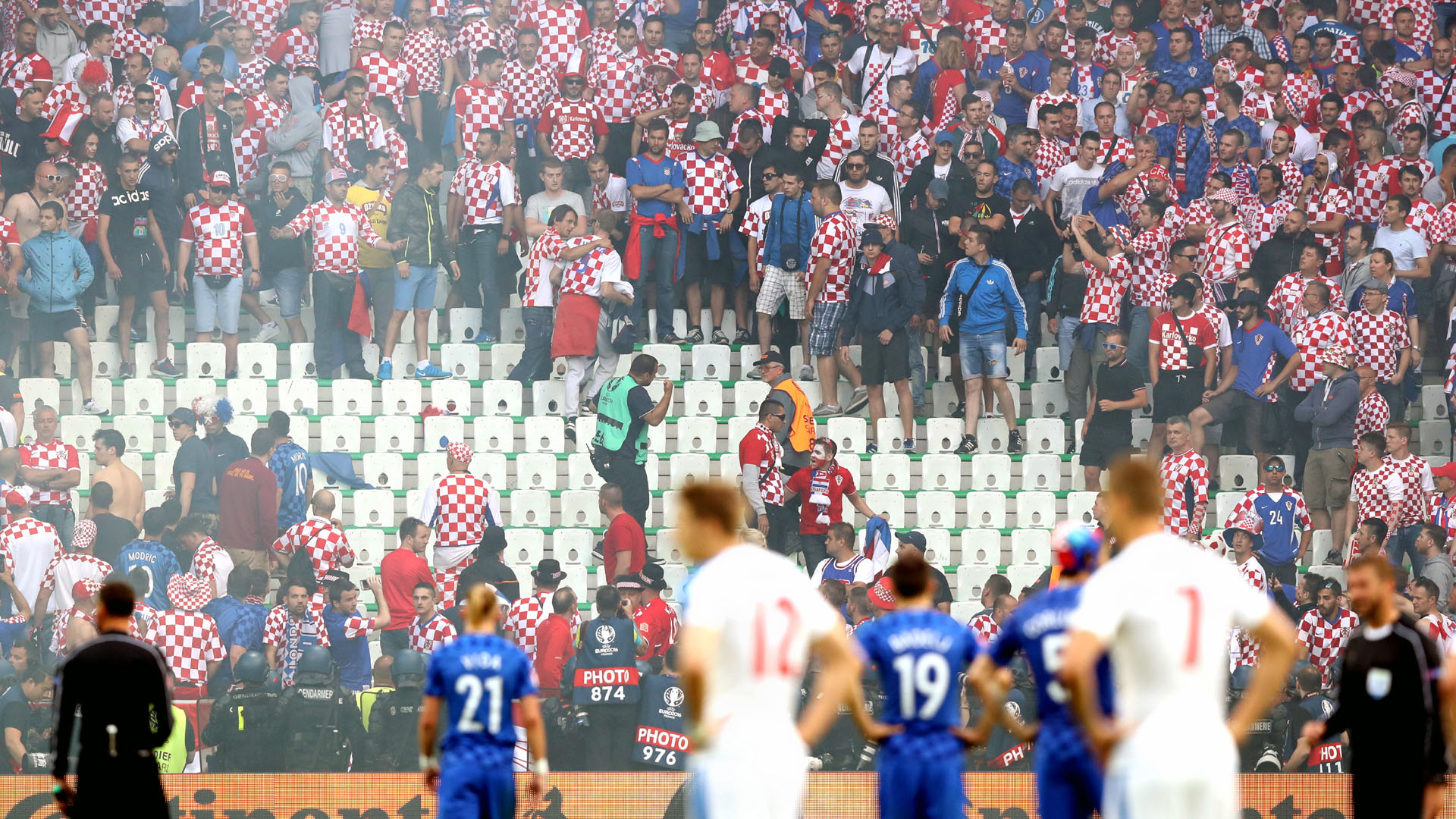Torcedores atiraram sinalizadores em campo (AP Photo/Laurent Cipriani)