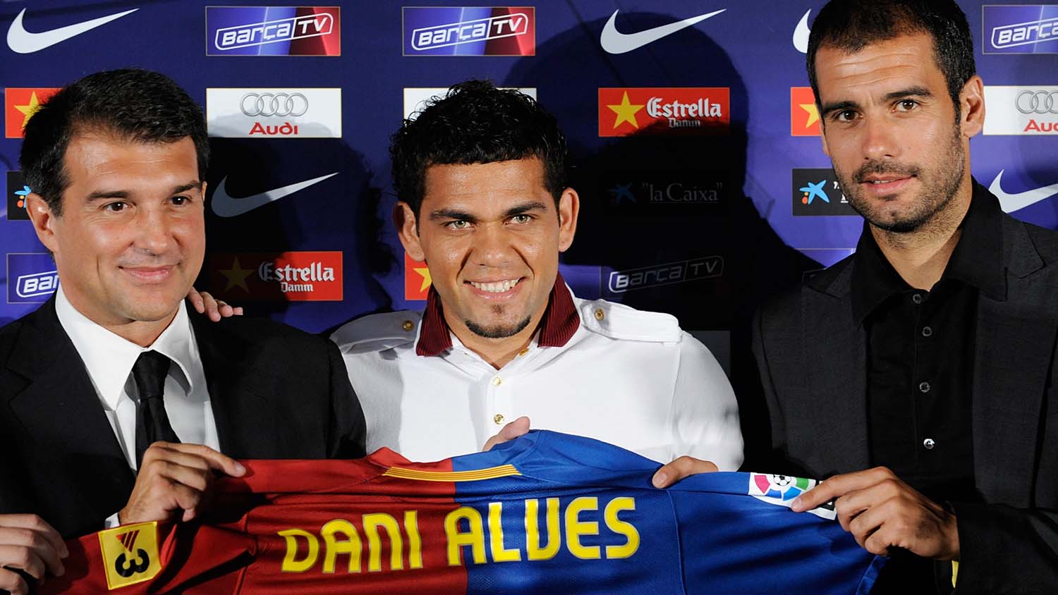 Daniel Alves sendo apresentado no Barcelona, em 2008 (Foto: AP)