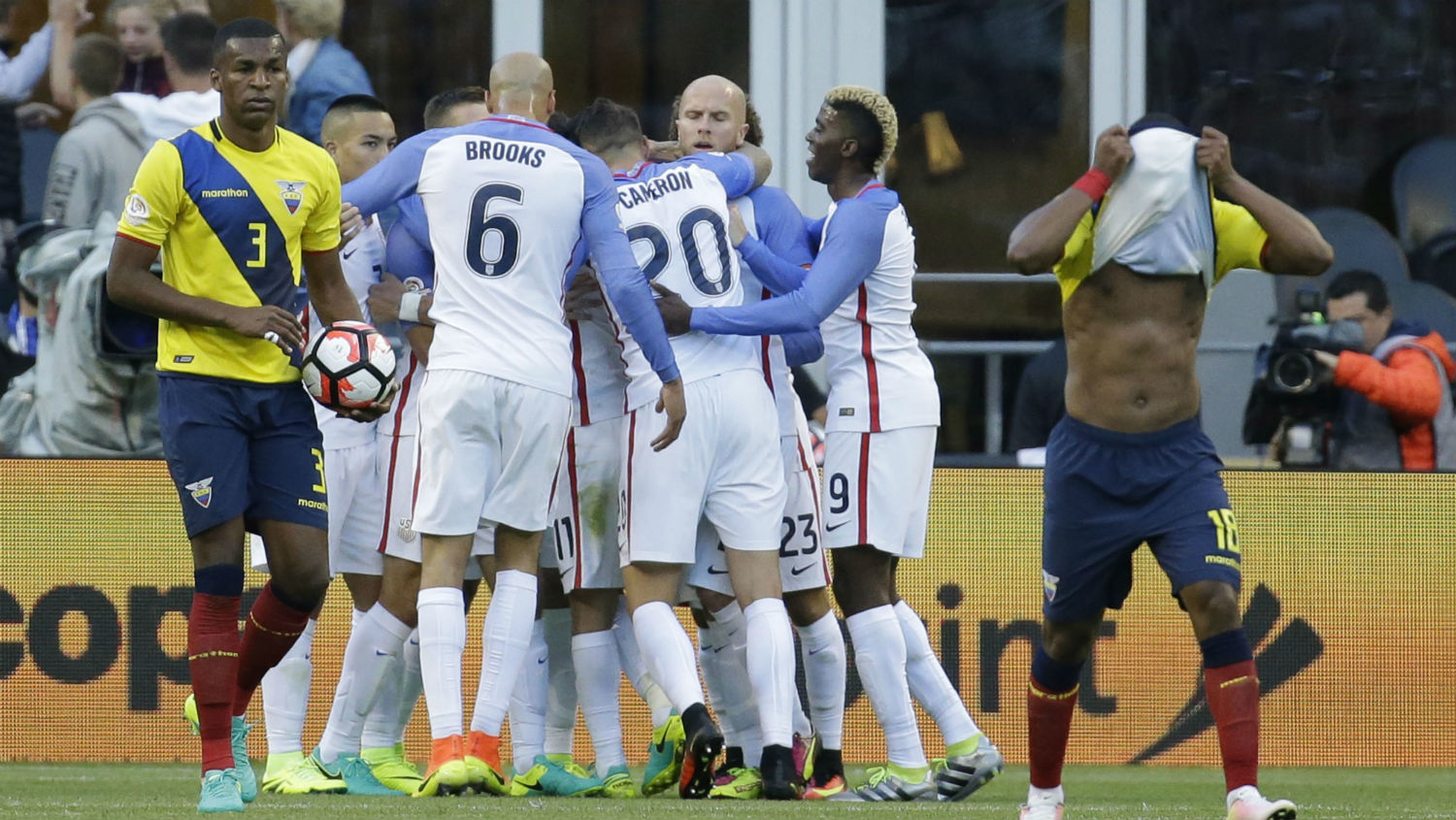 Com Dempsey decisivo, EUA deixa problemas para tr&aacute;s e est&aacute; nas semifinais