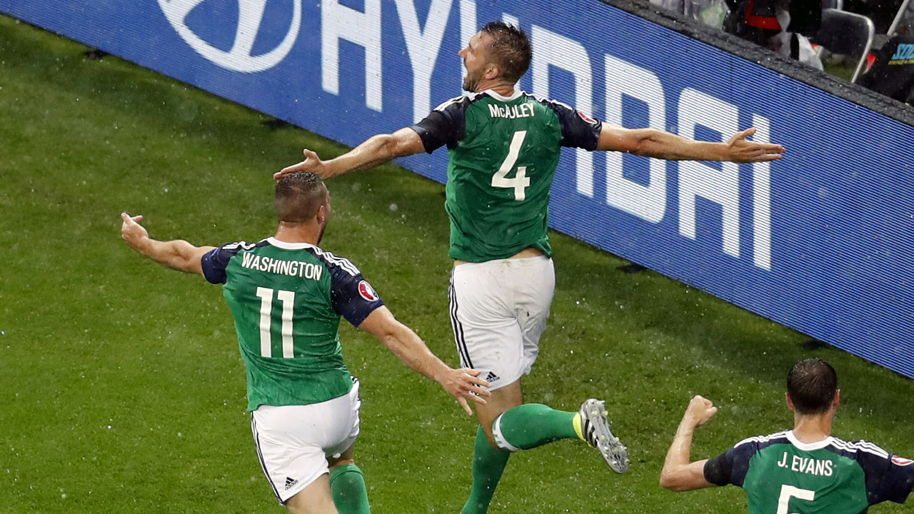 Quem liga para vencer feio? Irlanda do Norte premiou torcedores com primeira vit&oacute;ria na Euro