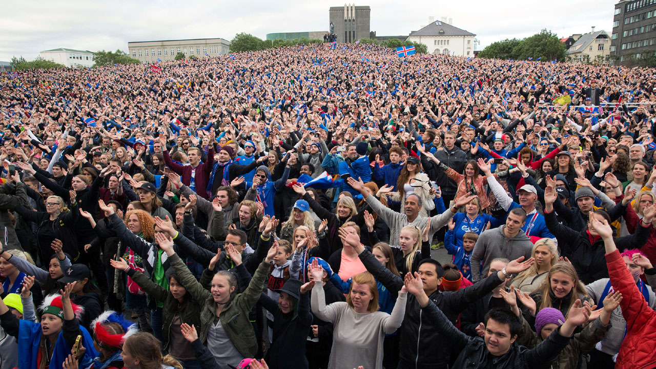Torcedores da Isl&acirc;ndia assistem &agrave; vit&oacute;ria da sele&ccedil;&atilde;o do pa&iacute;s em um tel&atilde;o de Reykjavik (AP Photo/Brynjar Gunnarsson)