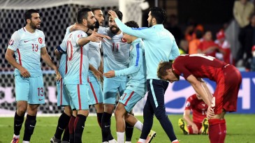 Turquia eliminou Rep. Tcheca e classificou Irlanda do Norte, mas torce por classificação do sofá