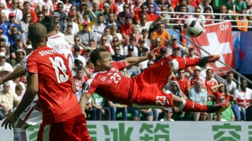 A Suíça está fora, mas o golaço de Shaqiri é para concorrer a melhor da Euro