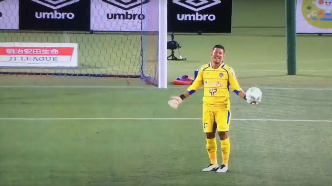 Goleir&atilde;o levou seis segundos e s&oacute; parou de reclamar quando viu que sofreria o gol